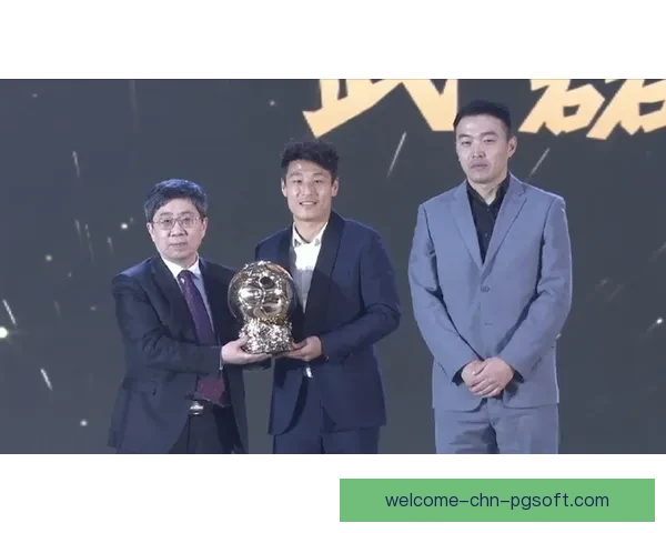 上海海港前锋武磊荣获年度中国金球奖 成为历史首位得主